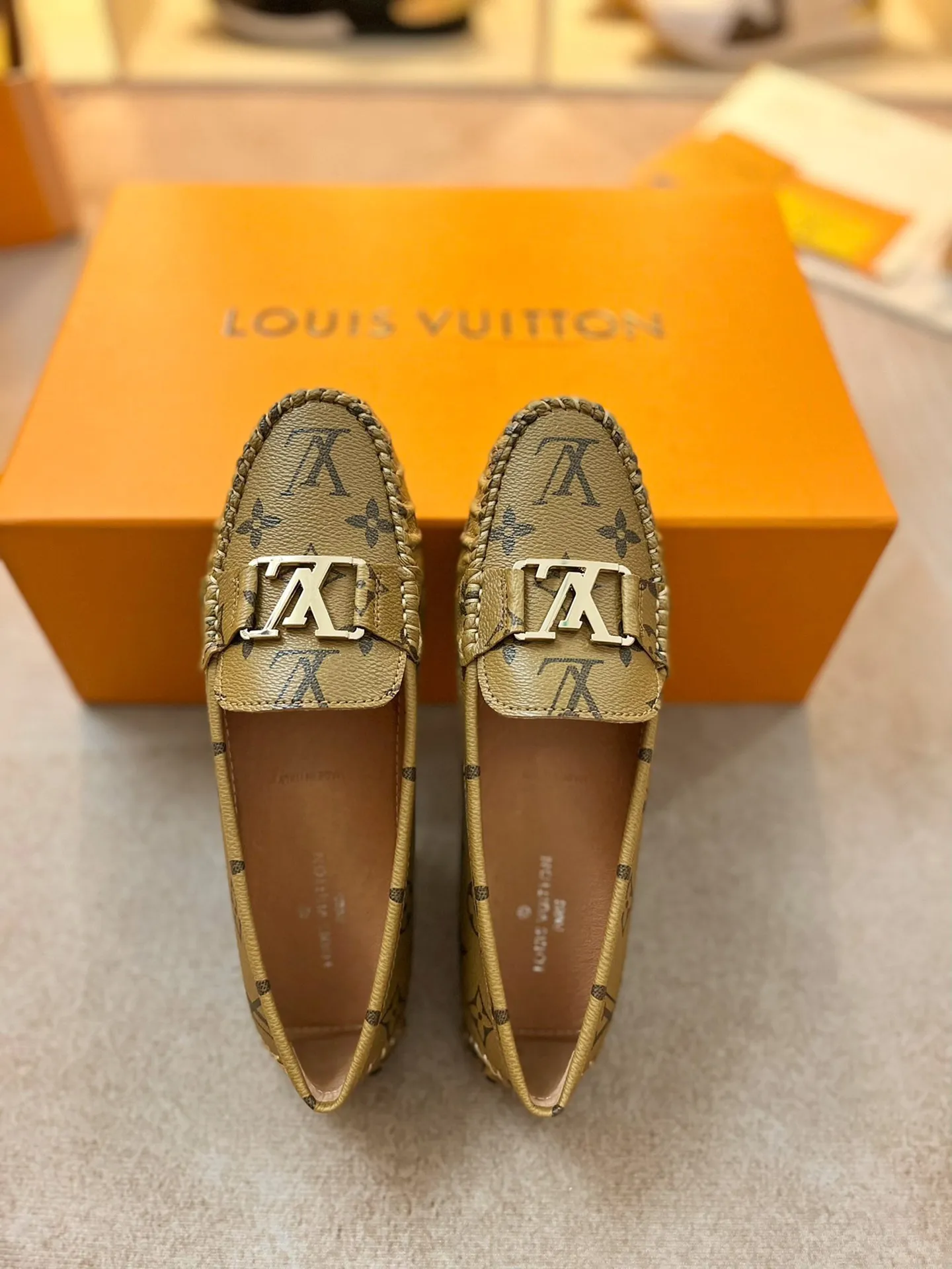 p460💰Couple model❤️🇫🇷 𝙇𝙤𝙪𝙞𝙨 𝙑𝙪𝙞𝙩𝙩𝙤𝙣 🇫🇷Louis Vuitton 2023 Classic𝓛𝓿 𝓣𝓻𝓪𝓲𝓷𝓮𝓻 Sports Series ➪➪➪¯ [Arizona Doudou Shoes Series] ▪️▪️▪️Arizona slip-on shoes are made of Monogram Eclipse canvas. Its hand-painted and dyed edges and hand-sewn uppers fully demonstrate Louis Vuitton's traditional shoemaking craftsmanship. This slip-on shoe is very lightweight. The integrated tongue and upper make it particularly comfortable and flexible. The soft outsole is equipped with rubber padding. Decorated with matching sash. Detailed features: ☑️Monogram Eclipse canvas ☑️Black Eclipse pattern ☑️Hand-painted shoe edges ☑️Hand-sewn uppers (each pair takes time to process) ☑️Integrated tongue and upper construction ☑️Outsole equipped with rubber lining ☑️size: 35_46